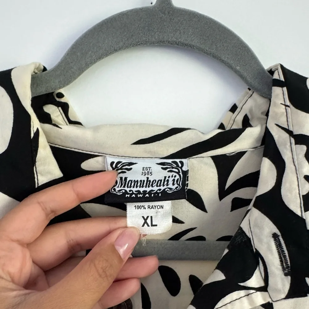 Manuhealii XL monstera pullover *does have flaws - Picture 4 of 4